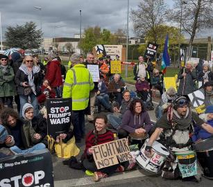 احتجاجات مستمرة أمام قاعدة “لاكنهيث” البريطانية لتورطها في حرب إيران