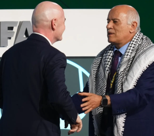 وُصف بالإرهابي السابق  حملة تحريض إسرائيلية مسعورة ضد الرجوب بعد موقعة الفيفا
