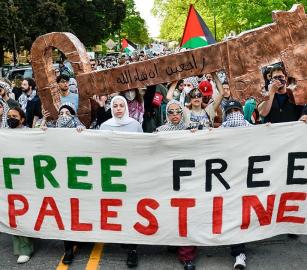 بضغط وتحريض إسرائيلي.. رئيس جامعة ميشيغان يعتذر عن خطاب داعم لفلسطين ألقاه ديريك بيترسون