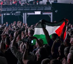 خلال العرض الأول.. طرد 4 أشخاص من “يوروفيجن” بسبب حراك مناصر لفلسطين