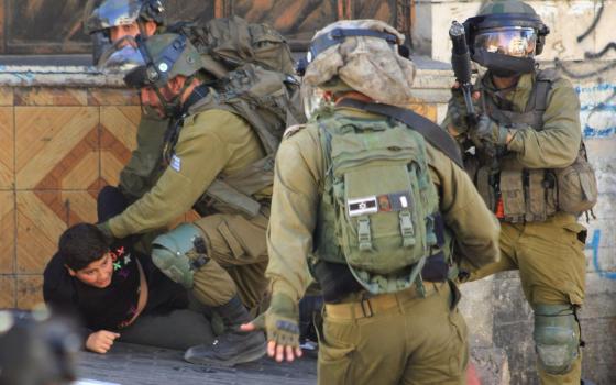 تغريدة الرابطة الإماراتية حول تنكيل جندي إسرائيلي بطفل فلسطيني