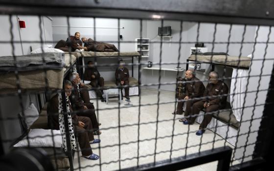 رفضًا للاعتقال الإداري.. 13 معتقلًا يواصلون إضرابهم المفتوح عن الطعام🫤