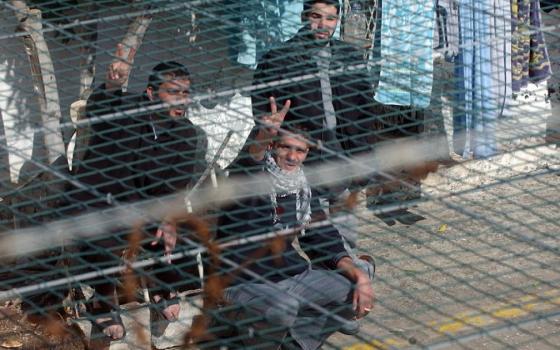 الأسرى الفلسطينيون يشرعون في  إضراب مفتوح عن الطعام ✌️  