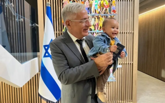 سفارة الاحتلال تصدر أول جواز سفر لطفل إسرائيلي يولد بالإمارات