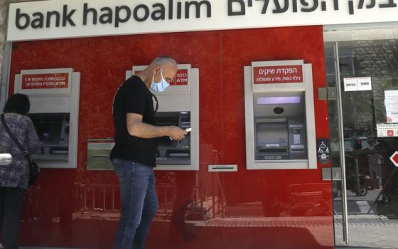 برلين.. حركة المقاطعة تدعو أكسا للتأمين لوقف تعاونها مع البنوك والشركات الإسرائيلية