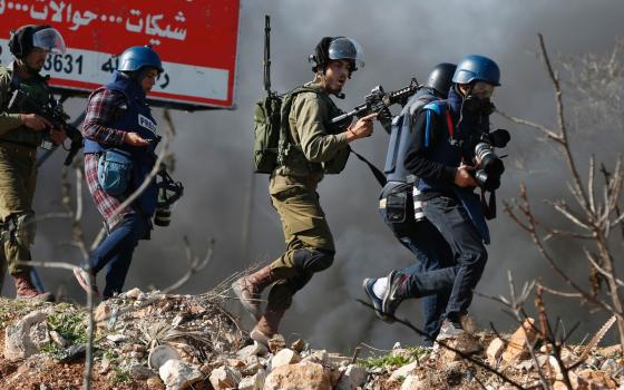 صحفيون يوقعون على عريضة رفضًا لملاحقة أربعة صحفيين فلسطينيين