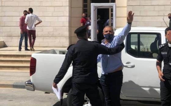 الأردن.. الإفراج عن رسام الكاريكاتير عماد حجاج الذي اعتقل بسبب انتقاده التطبيع