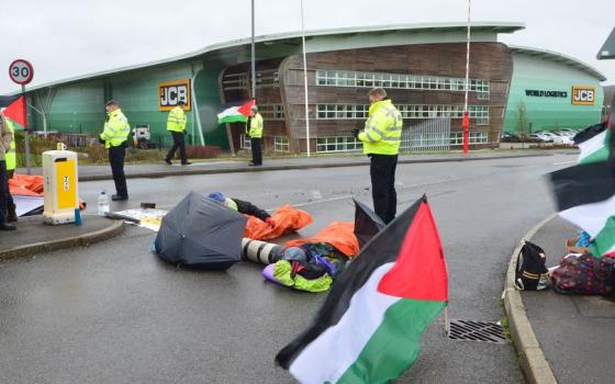حركة مانشستر فلسطين تدين مقاضاة المعتصمين أمام شركة JCB  