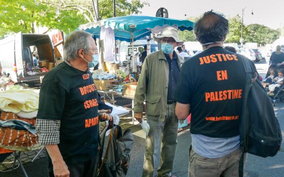 شارك في طواف فرنسا.. توزيع 700 منشور يكشف تواطؤ فريق دراجات إسرائيلي بتبيض جرائم الاحتلال