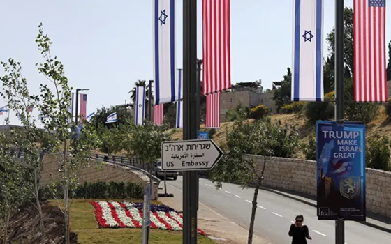 انترسيبت: بايدن يتجاهل اعتراض أصحاب الأرض في موقع بناء سفارة القدس