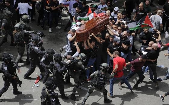 الاحتلال يرفض نشر نتائج التحقيق بالاعتداء على جنازة أبو عاقلة