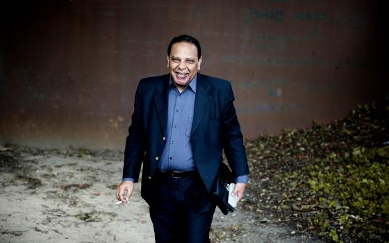 الروائي المصري علاء الأسواني يجري مقابلة مع إذاعة جيش الاحتلال