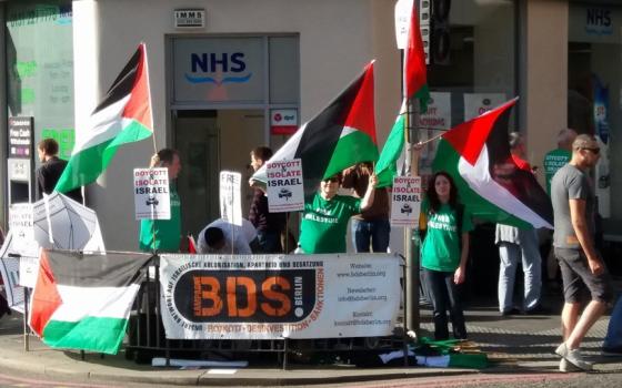 فنانون وعلماء يعارضون مساعي الحكومة الألمانية لإسكات المتضامنين مع فلسطين