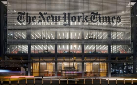 صحيفة نيويورك تايمز توقف عملها مع 3 صحفيين فلسطينيين  