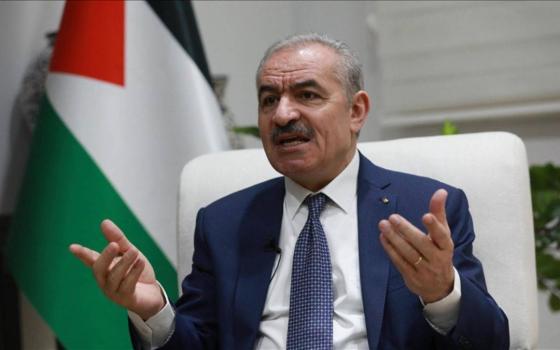 اشتية يُحمّل المجتمع الدولي المسؤولية عن تصاعد جرائم الاحتلال