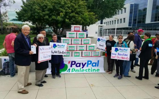 نشطاء ينتقدون PayPal ويطالبون بوقف سياستها التمييزية