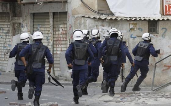 الأمن البحريني يعتقل ٢٥ مناهضاً للمؤتمر الاقتصادي