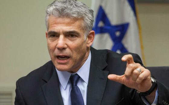 لبيد: نبحث التفاصيل النهائية لترسيم الحدود البحرية مع لبنان