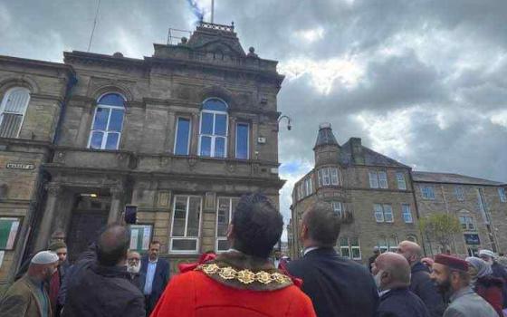 رفع العلم الفلسطيني على مقر بلدية بيندل البريطانية