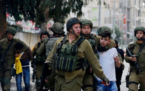 حملة التضامن تدين محاكمة الأطفال الفلسطينيين في محاكم عسكرية إسرائيلية