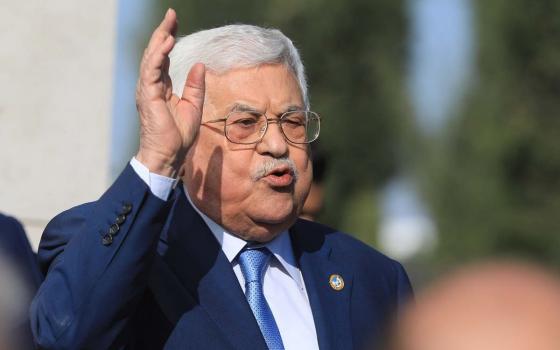 الرئيس عباس يلتقي وزير الجيش الإسرائيلي في رام الله