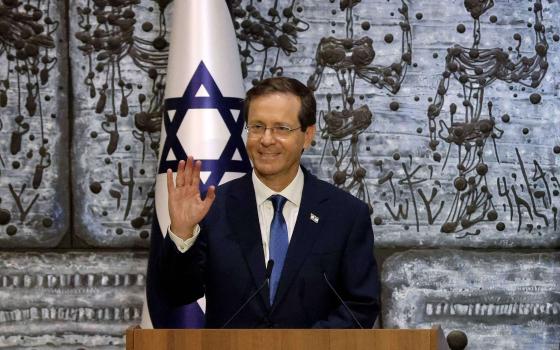 الرئيس الإسرائيلي يسعى لتطوير التطبيع السوداني