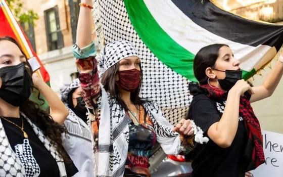 حملة جديدة ضد بيلا حديد بعد تعاقدها مع شركة بالنسياغا الشهيرة