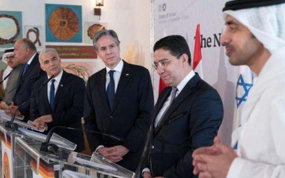 اجتماع في أبوظبي تحضيرًا لـ "قمة النقب".. وتبرئة نشطاء من "حركة فلسطين" في بريطانيا