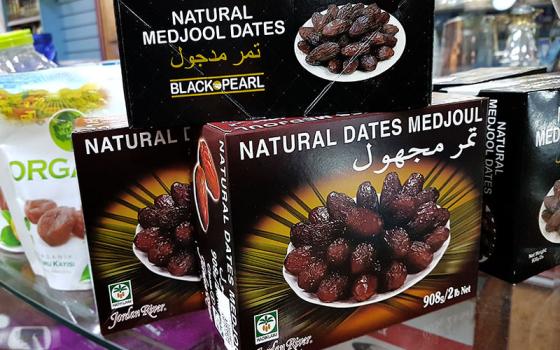 “تفقّد الملصق".. حملة بريطانية لمقاطعة تمور الاحتلال في رمضان ?