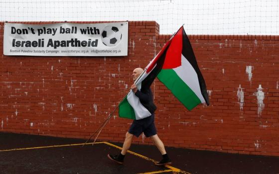 تظاهرة خارج ملعب أسكتلندي رفضًا للاحتلال