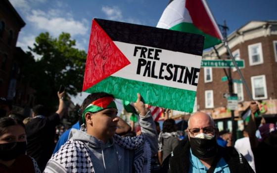 وفد قُنصلي من الاحتلال سيصل الدوحة لتقديم المساعدة القنصلية للإسرائيليين.. وحملة كندية ترفض اعتبار شعار “الحرية لفلسطين” تحريضيًا