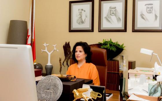 شاعرة كويتية تدعم مسؤولة بحرينية أقيلت بسبب رفض التطبيع