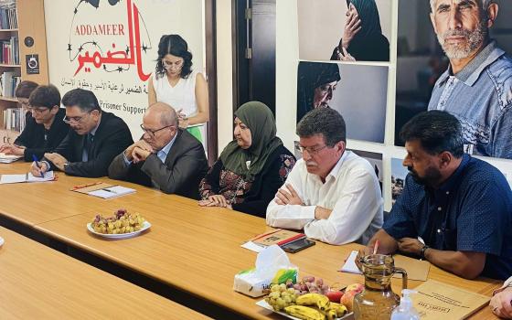 اجتماع واسع لمؤسسات الأسرى وبحضور أم الأسير ناصر أبو حميد