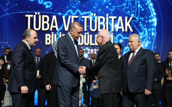 الرئيس التركي يكرم مؤرخًا إسرائيليًا لأبحاثه عن العهد العثماني ??