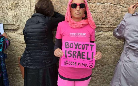 مديرة منظمة "كود بينك" تتلقى تهديدات بالقتل لدعمها الحقوق الفلسطينية