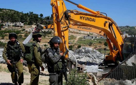 "رايتس ووتش": إغلاق منازل الفلسطينيين جريمة حرب ⛔  