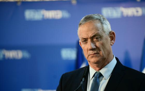 محكمة هولندية: غانتس يتمتع بحصانة من المحاكمة عن قصف غزة  