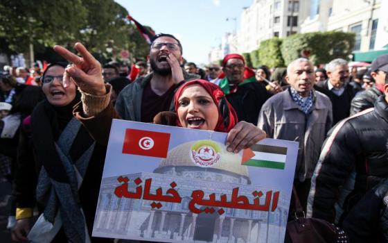 بسبب التطبيع مع الاحتلال.. مثقفون عرب ينسحبون من فعاليات ثقافية تمولها الإمارات