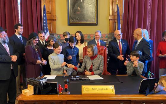 حاكمة ولاية أيوا تقر قوانين تمنع مقاطعة "إسرائيل"