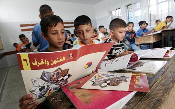 الاحتلال يحرض الاتحاد الأوروبي لوقف تمويل المناهج الفلسطينية