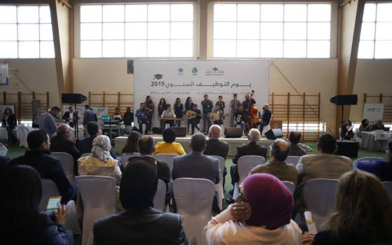 طلاب بيرزيت يطردون شركات متهمة بالتطبيع