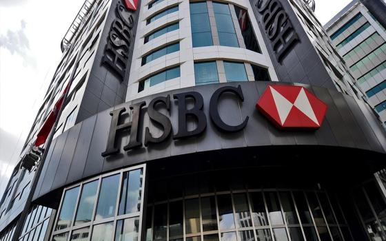 بلفاست.. حركة المقاطعة تدين استثمارات بنك HSBC في شركة كاتربيلر