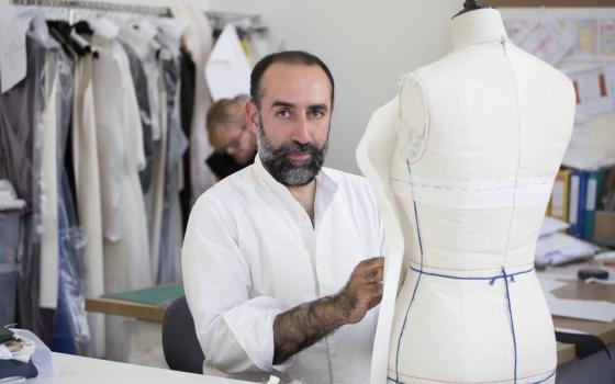 بيروت.. حملة المقاطعة ترحب برفض مصمم لبناني لمشاركة عارضة إسرائيلية بعرضه في باريس  