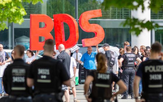 نشرة أخبار “مقاطعة”