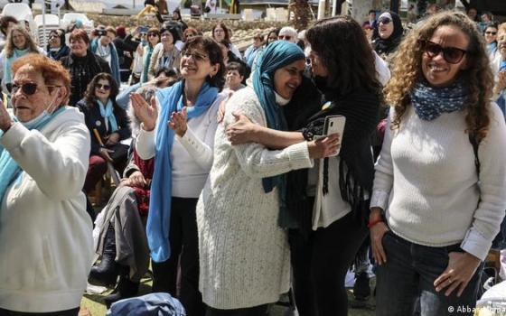 لقاء تطبيعي يجمع فلسطينيات وإسرائيليات على ضفاف البحر الميت