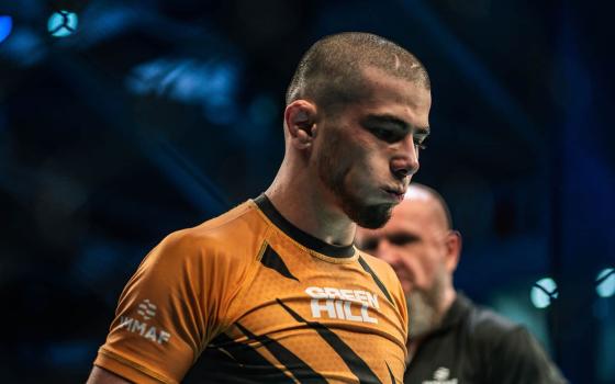 مصارع بريطاني شهير: "هل ستفرض عقوبات على إسرائيل؟"