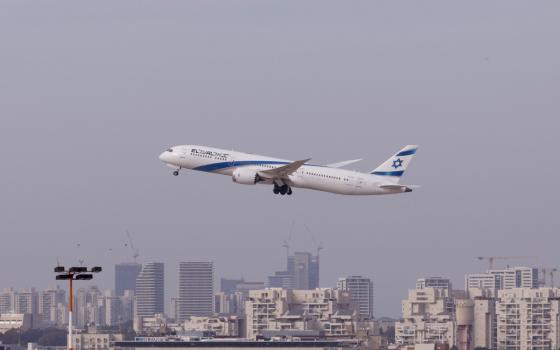 وصفه الاحتلال بـ "التاريخي".. عُمان تسمح بمرور "جميع الطائرات" عبر أجوائها ??