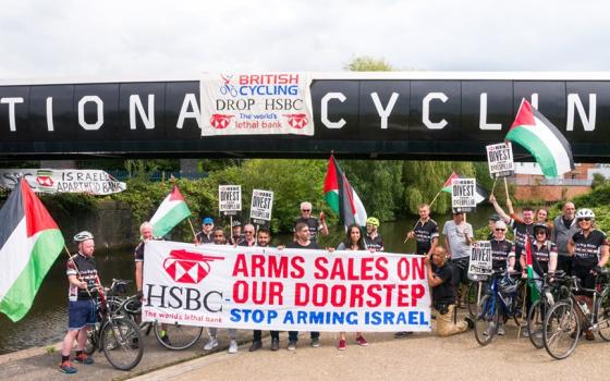 مؤسسة داعمة للقضية الفلسطينية تنظم احتجاجاً ضد بنك HSBC في بريطانيا