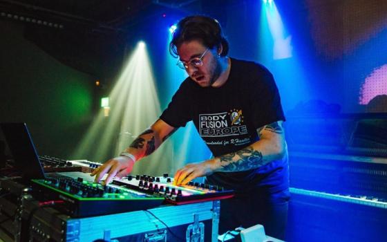 سيدني.. حركة المقاطعة تدعو فنان أسترالي للانسحاب من مهرجان إسرائيلي