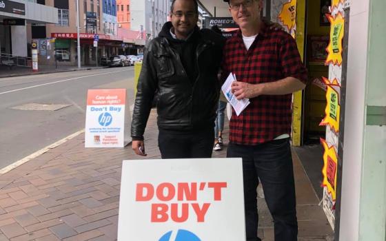 وقفة أمام متاجر شركة HP في أستراليا